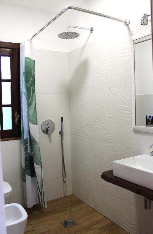 A bathroom at mare, sole e relax a 5 km da Cefalu'