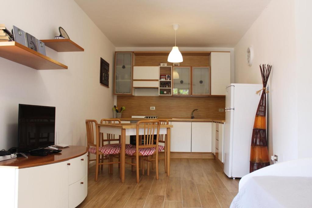 A kitchen or kitchenette at mare, sole e relax a 5 km da Cefalu'