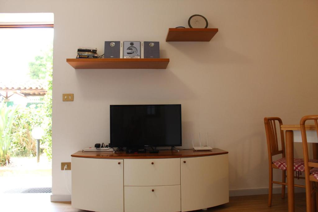 A television and/or entertainment centre at mare, sole e relax a 5 km da Cefalu'