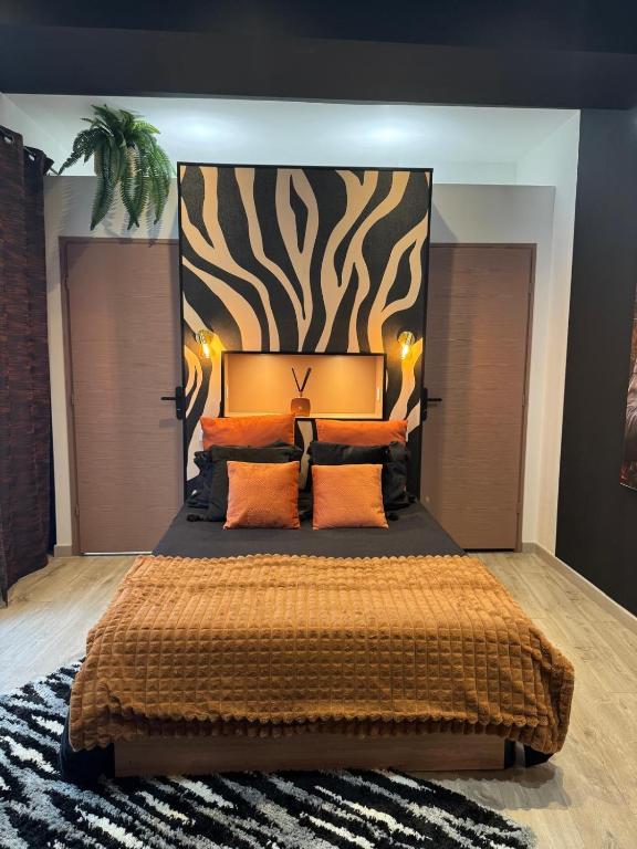 une chambre avec un grand lit avec une tête de lit zébrée dans l'établissement King, à Dijon