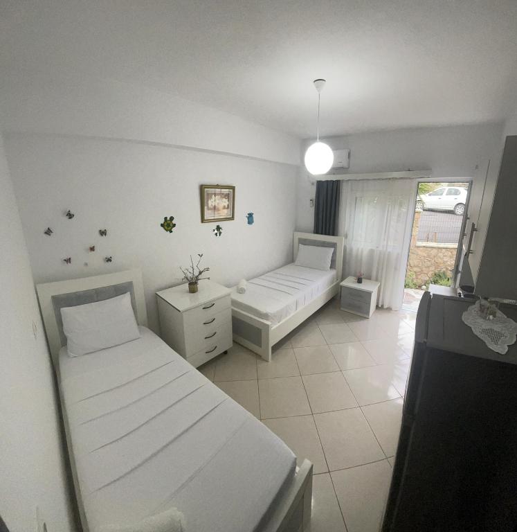 Un pat sau paturi într-o cameră la Guesthouse Shehu Ksamil