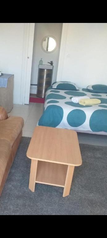 - une chambre avec un lit et un banc à côté dans l'établissement Studio indépendant avec SDB privée, à Mazières-en-Mauges