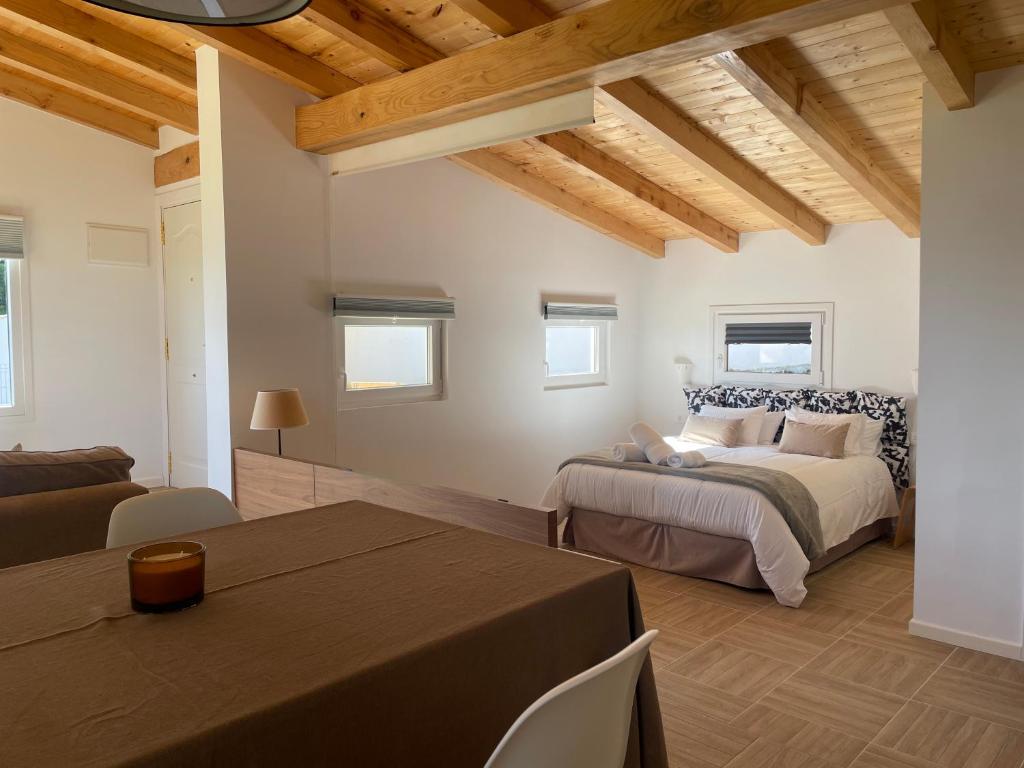 穆特里庫的住宿－Monte y playa junto al mar，一间卧室配有一张床、一张沙发和一张桌子