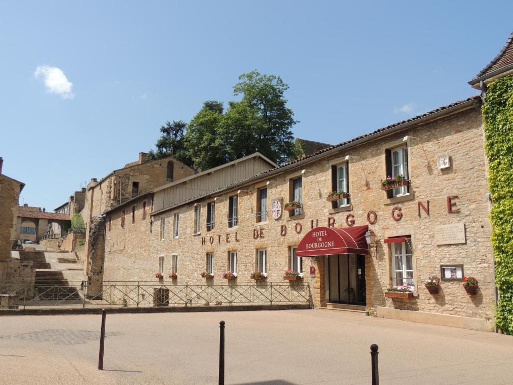 um edifício de tijolos com uma placa que diz hotel ser bourbononomous em Hotel de Bourgogne em Cluny