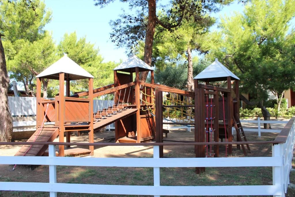 Plac zabaw dla dzieci w obiekcie Villaggio Camping Oasi