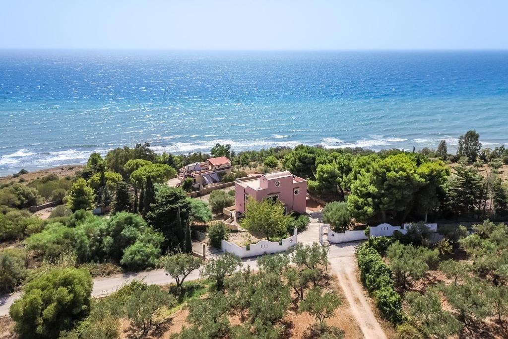 an aerial view of a house and the ocean at Villa Rosa sul mare in Sciacca