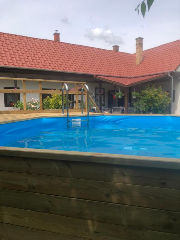 Bazén v ubytovaní Tornácos Vendégház Kápolnásnyék alebo v jeho blízkosti