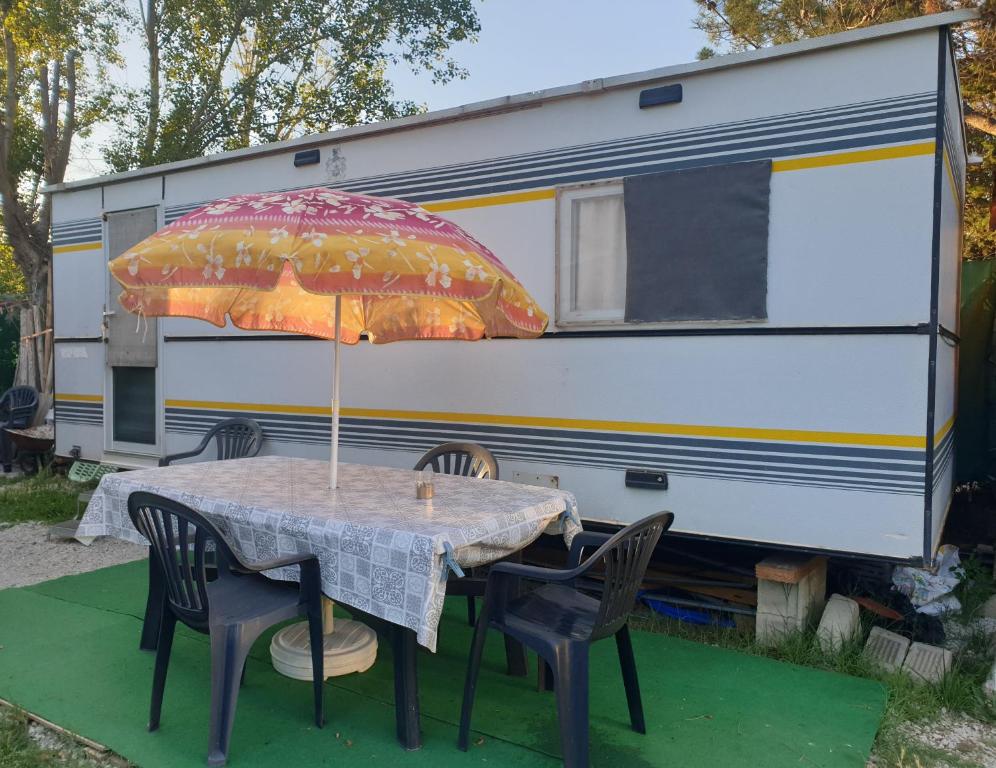 Fotografie z fotogalerie ubytování Mobil home chez un particulier pour 1 à 3 personnes à 800 m de la plage de Valras pas dans un camping v destinaci Sérignan