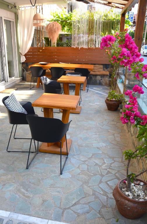 Reštaurácia alebo iné gastronomické zariadenie v ubytovaní Virginia Rooms