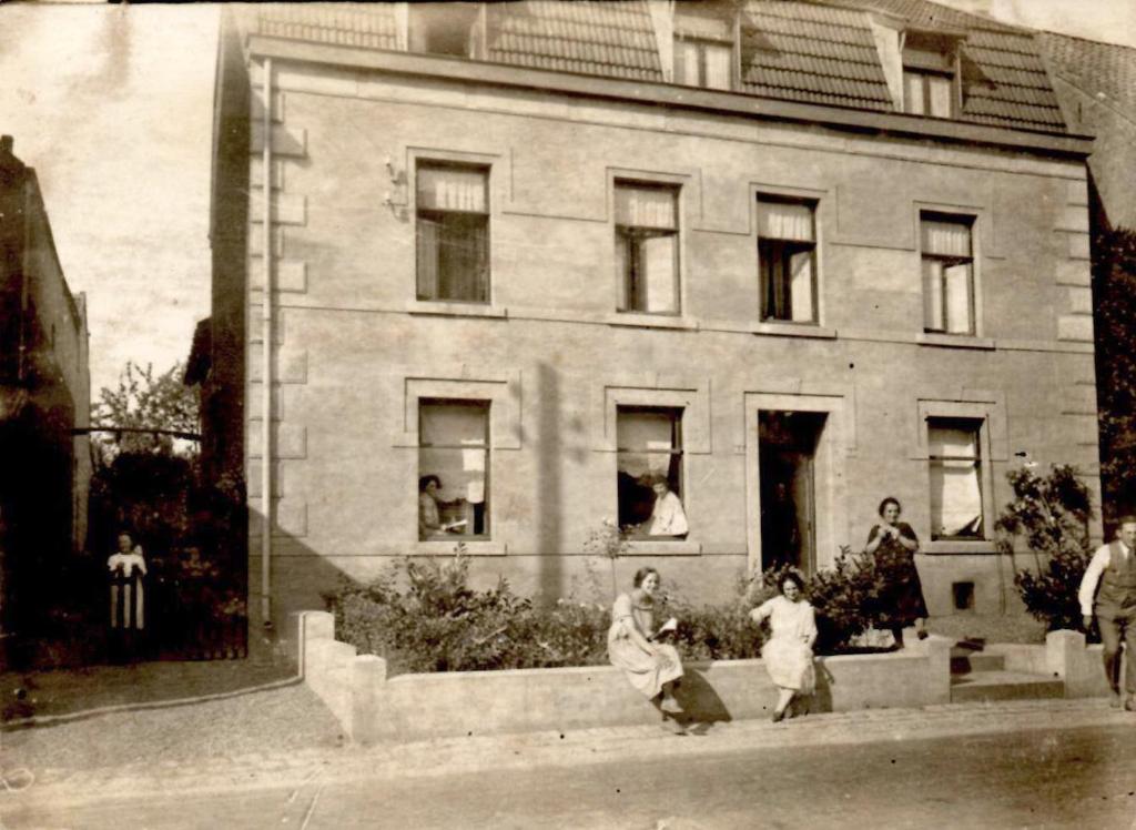 un grupo de personas de pie en frente de un edificio en B&B Gerlachus, en Valkenburg