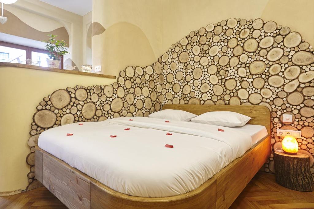 sypialnia z dużym łóżkiem z drewnianym zagłówkiem w obiekcie Wellness Apartment De Luxe w mieście Liberec