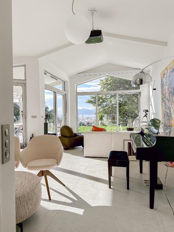 un salon avec un canapé et une table dans l'établissement Villa du Soleil - Cannes, à Cannes