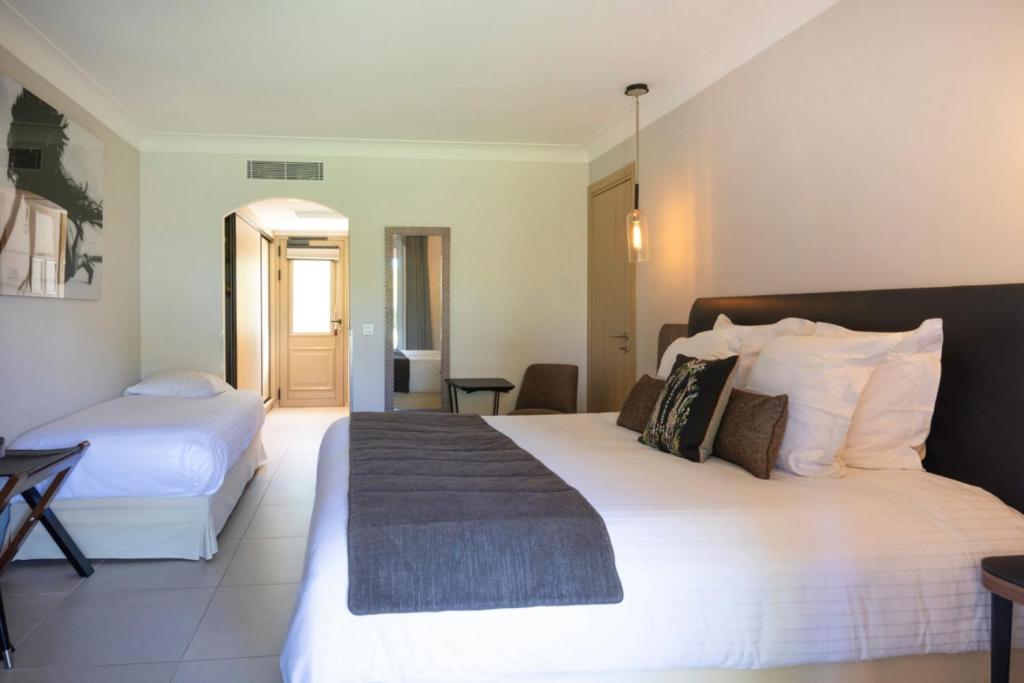 Кровать или кровати в номере Hotel La Garbine