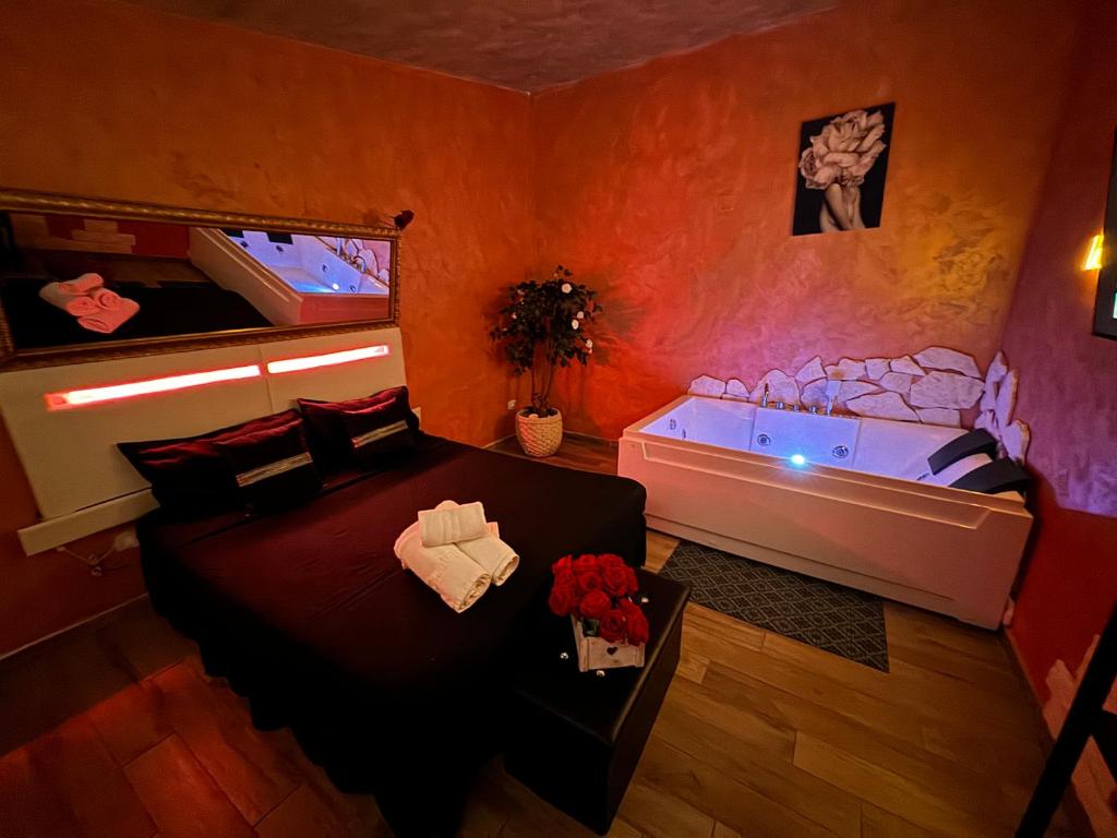 Atena B&B APARTMENTS Gold في San Silvestro: غرفة نوم مع سرير وحوض استحمام