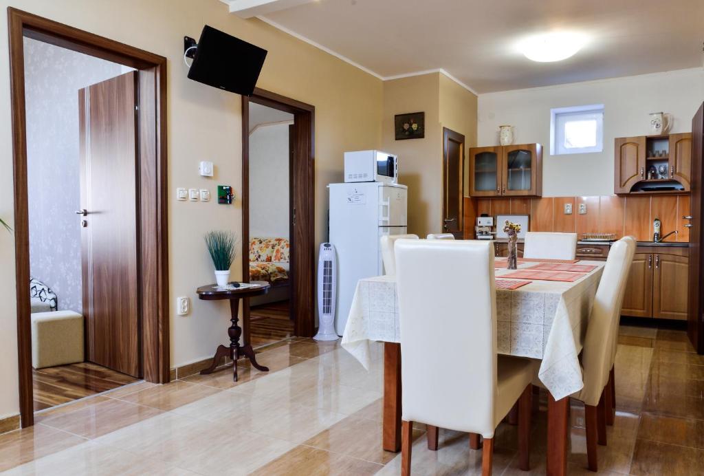 Harmónia Apartmanház - Two-Bedroom Upstairs Apartment With Street View