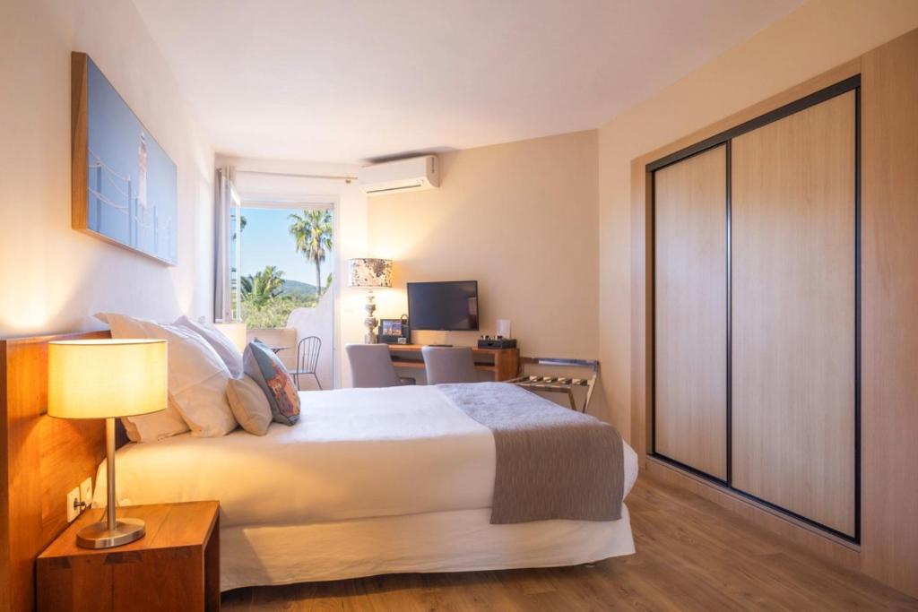 Кровать или кровати в номере Hotel La Garbine