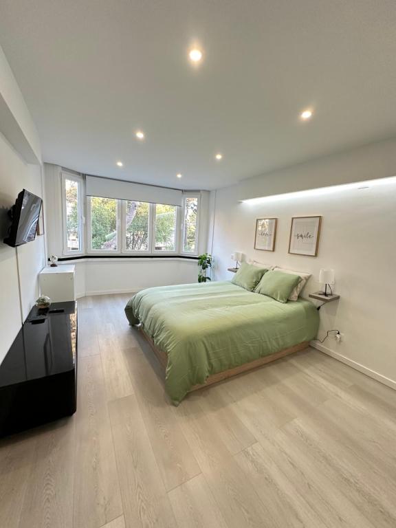 1 dormitorio con cama grande y ventana grande en Apartamento em Cascais, en Cascais