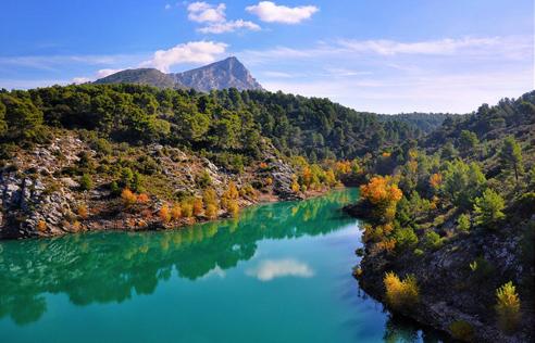 - une vue aérienne sur une rivière avec une montagne dans l'établissement Villa Saint Marc Jaumegarde proche de la Sainte Victoire, à Saint-Marc-Jaumegarde