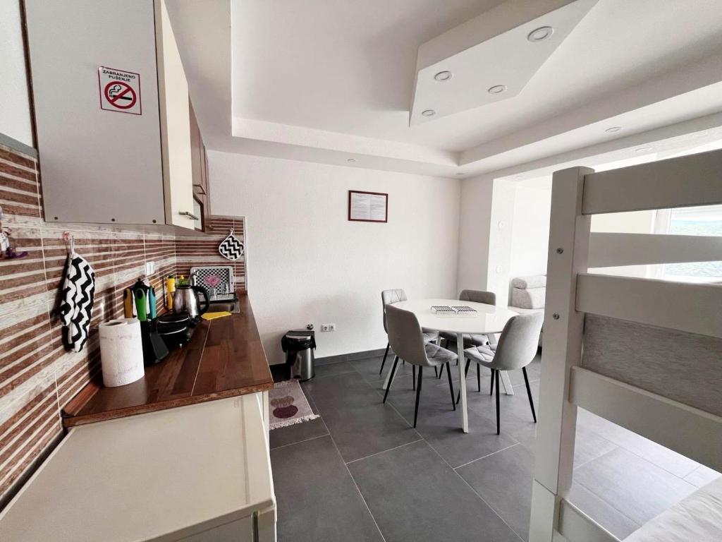 Kuchyň nebo kuchyňský kout v ubytování Apartments Mešić