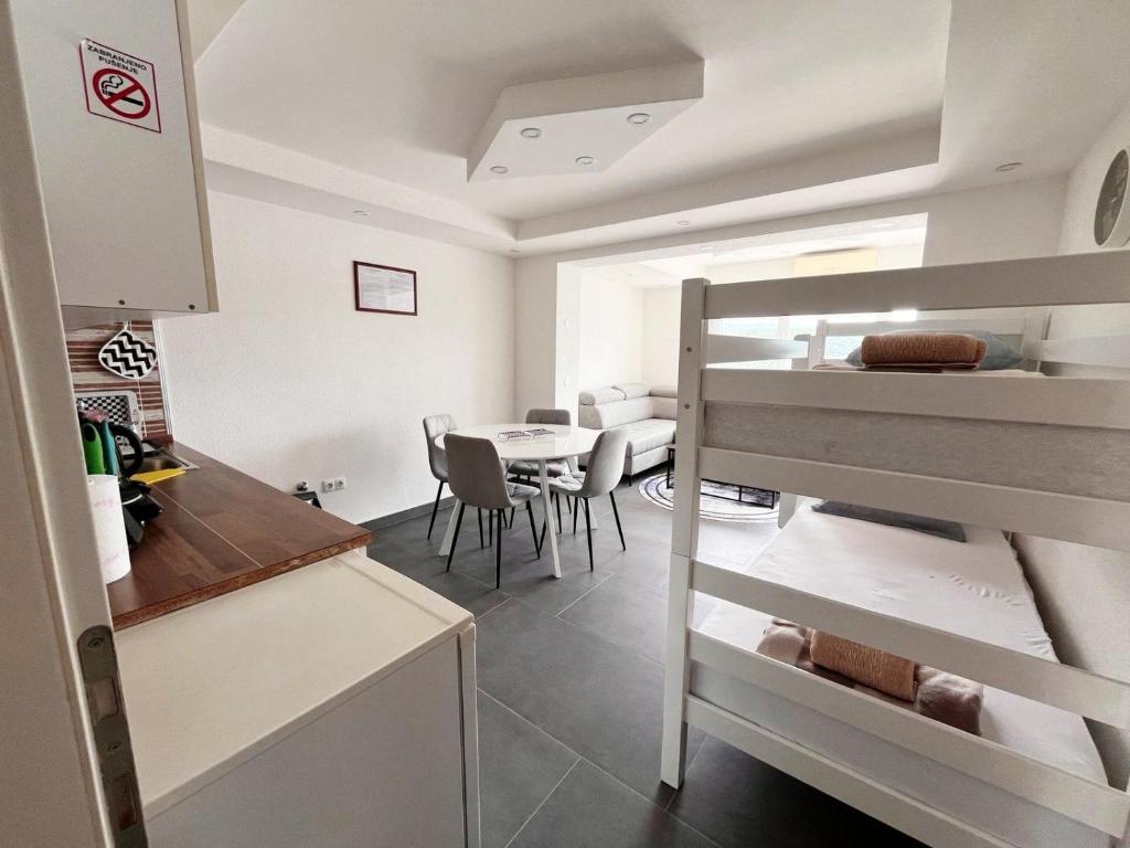 Kuchyň nebo kuchyňský kout v ubytování Apartments Mešić