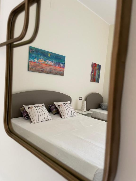eine Spiegelreflexion eines Bettes in der Unterkunft B&B Cafe' Fausu in Veglie
