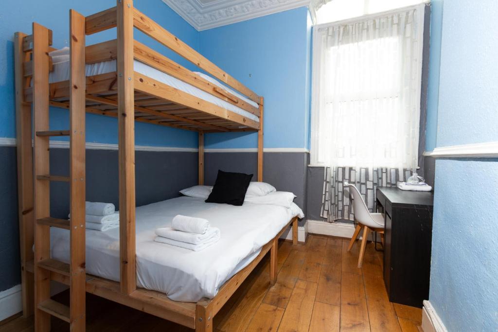 Suite 1 - Cosy Room Close to MCR City Centre في مانشستر: غرفة نوم مع سرير بطابقين ومكتب