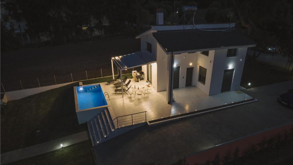 Bazén v ubytování Aura Beachfront Private Pool Villa nebo v jeho okolí