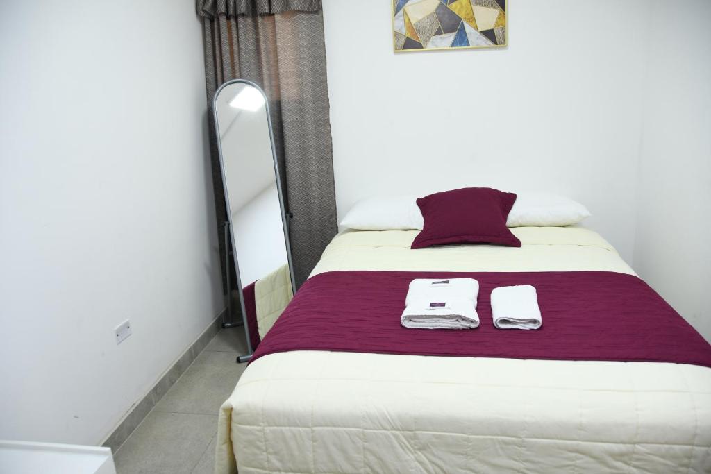 Postel nebo postele na pokoji v ubytování HOSTAL VERONA