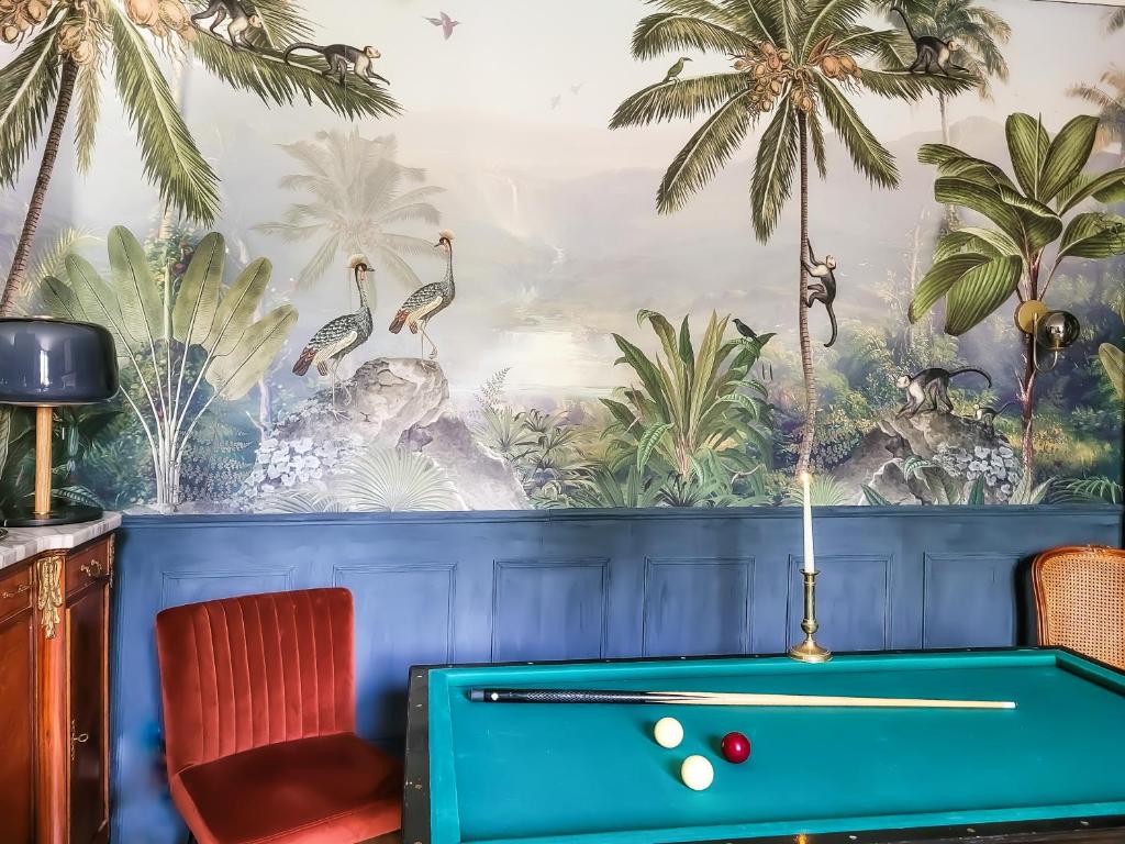 Biliár nebo kulečník v ubytování Domaine Le Clos de la Source -Jacuzzi - Petit déjeuner buffet - Atelier d'art
