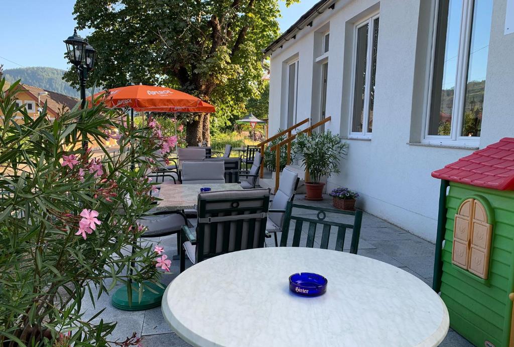 Výhľad na hory alebo výhľad na hory priamo z of the bed and breakfast