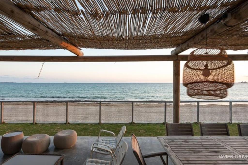 a table with chairs and a view of the ocean at La Torre Verde, Villa EN la playa, El Puerto de Santa María in Inmaculada