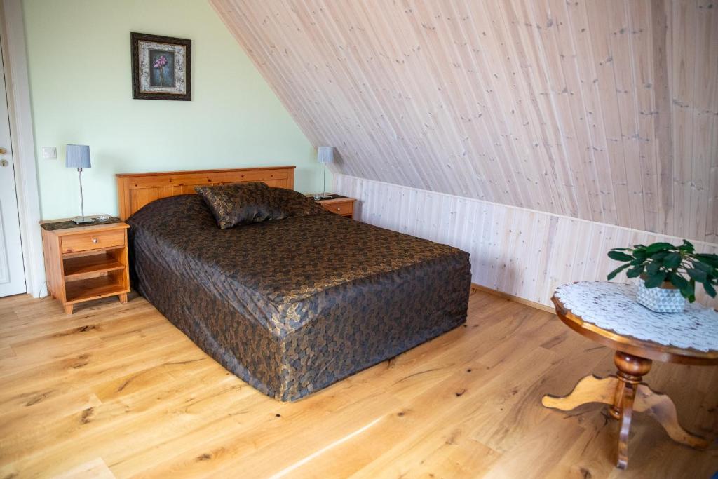 Postel nebo postele na pokoji v ubytování Muhu Kulla Saadu puhkemaja mere ääres