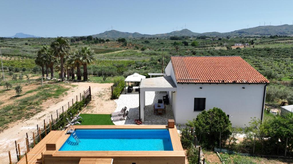 eine Villa mit einem Pool neben einem Haus in der Unterkunft Villa Marica in Partinico
