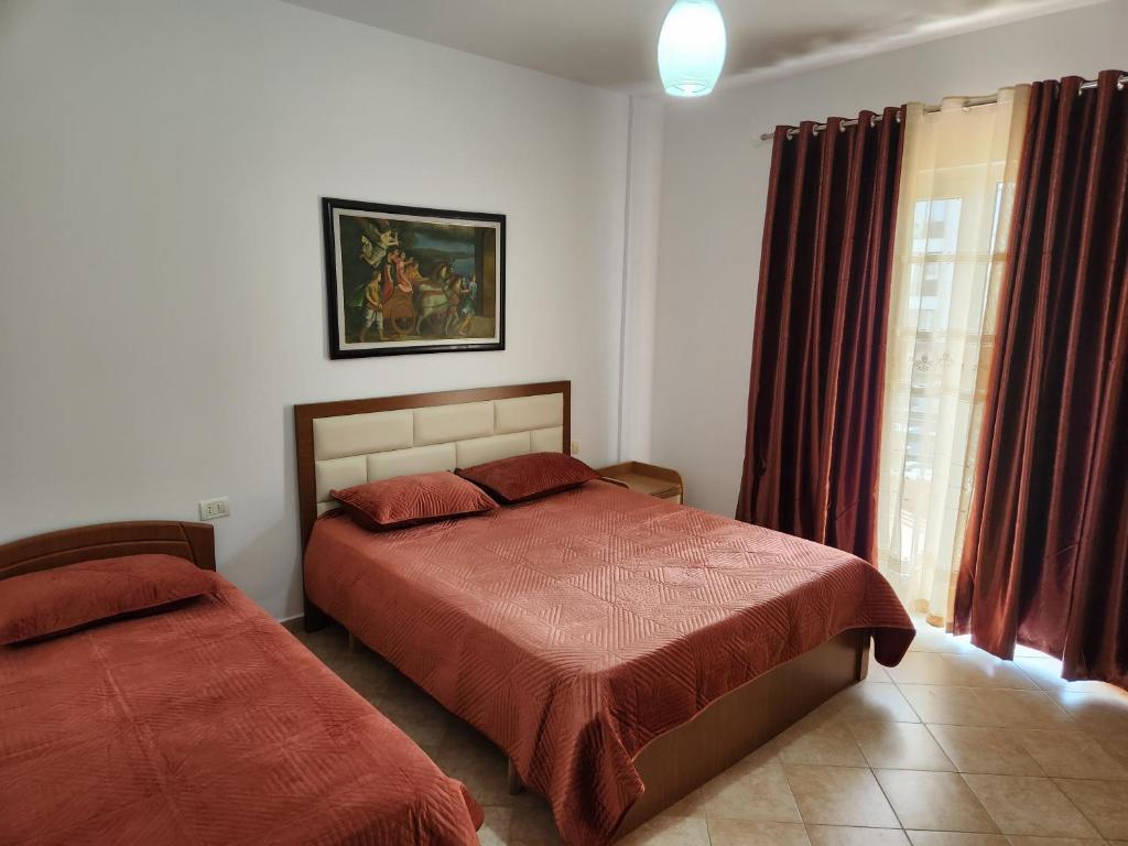 1 dormitorio con cama y ventana en Comfy Beachfront Apartment - 50m from the Sea, en Golem