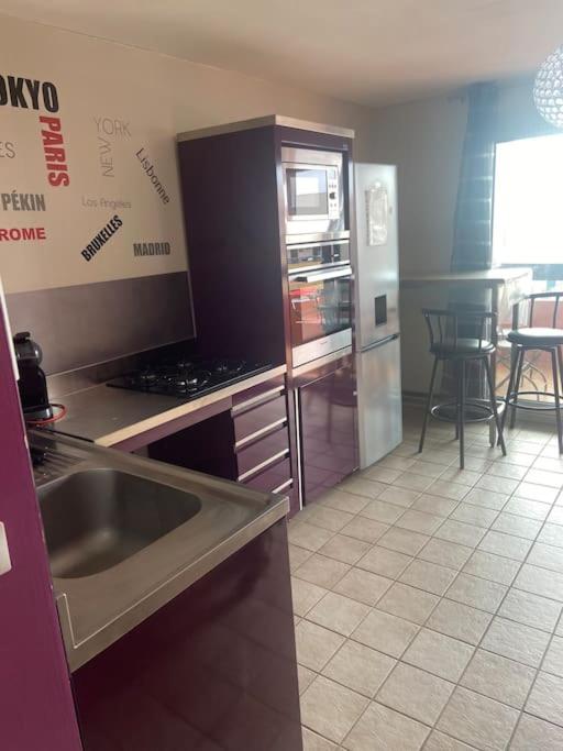 une cuisine avec un évier et une cuisinière four supérieur dans l'établissement studio charmant sur île des pêcheurs résidence piscine tennis, au Cap d'Agde