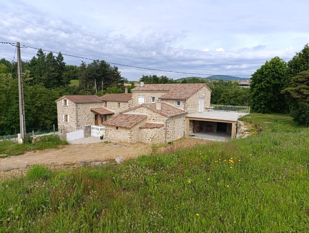 une ancienne maison en pierre au milieu d'un champ dans l'établissement Ancienne ferme tranquille en Haute Ardèche, à Étables