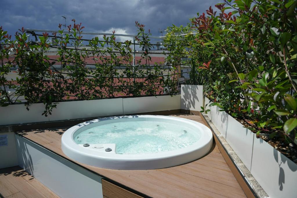 eine Badewanne auf einem Tisch mit Pflanzen in der Unterkunft San Michele Luxury Rooms in Matera