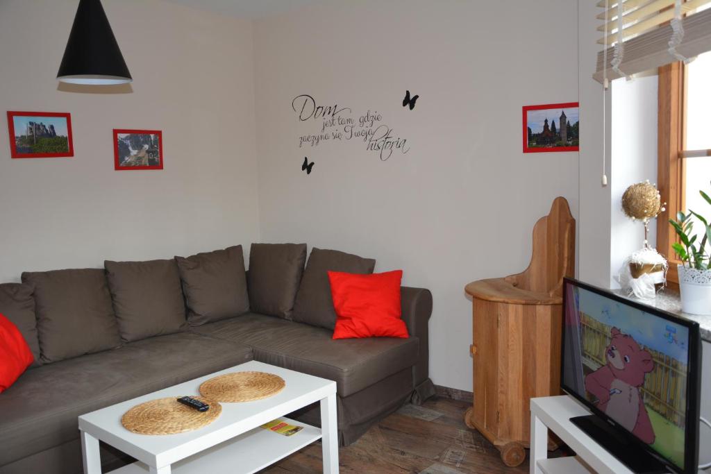 Televízia a/alebo spoločenská miestnosť v ubytovaní Apartamenty Bliżej Chmur Dolny Karpacz