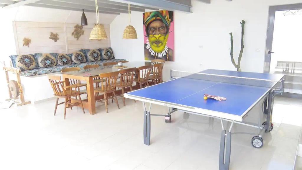 Stolní tenis v ubytování Luxus Villa mit 5 Schlafzimmern, Heated Pool, PS4, Fitnessraum nebo okolí