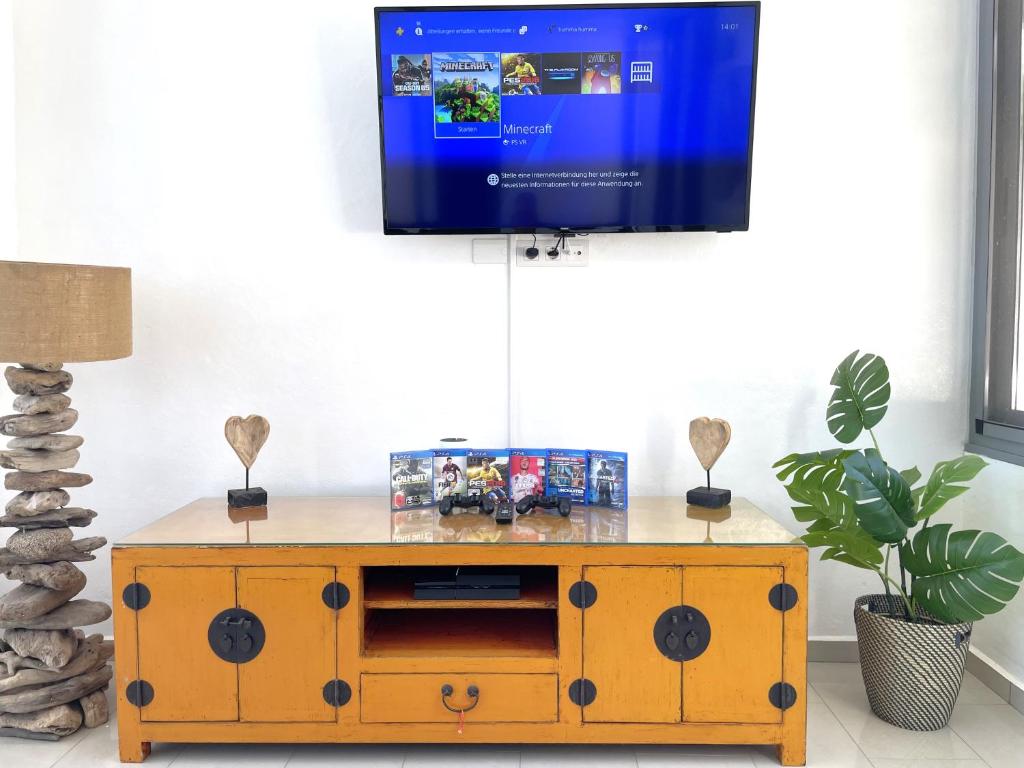 TV a/nebo společenská místnost v ubytování Luxus Villa mit 5 Schlafzimmern, Heated Pool, PS4, Fitnessraum