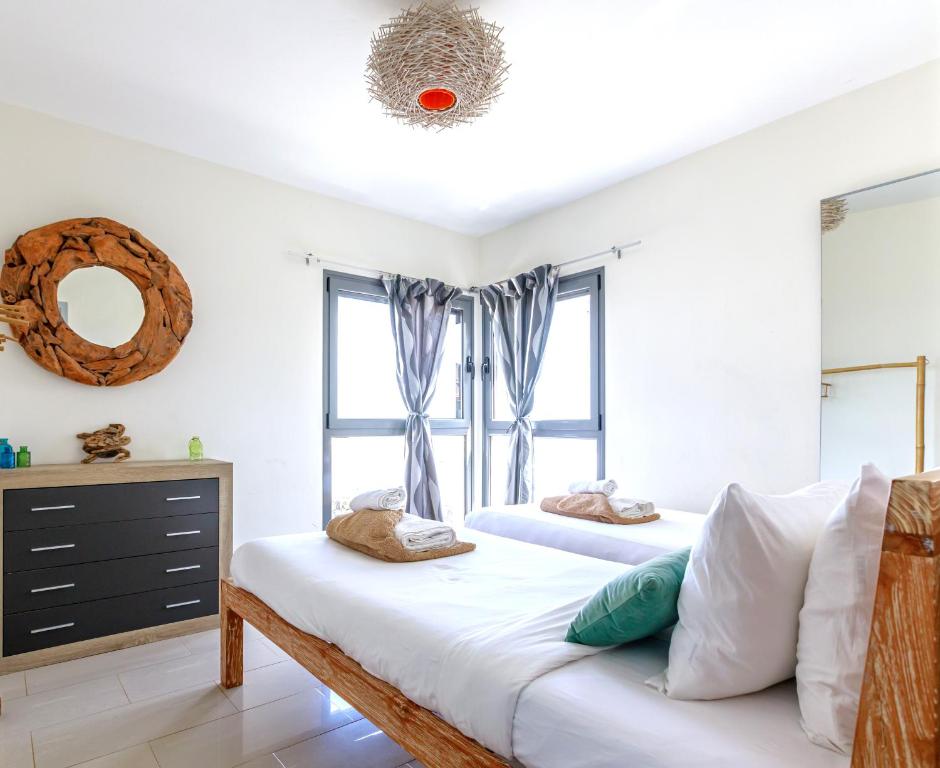 Postel nebo postele na pokoji v ubytování Luxus Villa mit 5 Schlafzimmern, Heated Pool, PS4, Fitnessraum