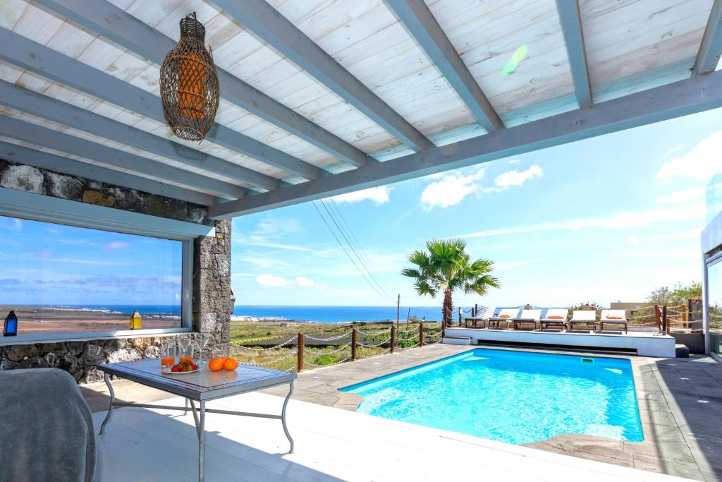 Bazén v ubytování Luxus Villa mit 5 Schlafzimmern, Heated Pool, PS4, Fitnessraum nebo v jeho okolí
