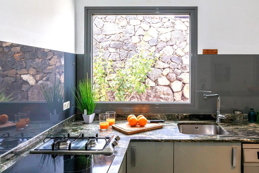 Kuchyň nebo kuchyňský kout v ubytování Luxus Villa mit 5 Schlafzimmern, Heated Pool, PS4, Fitnessraum