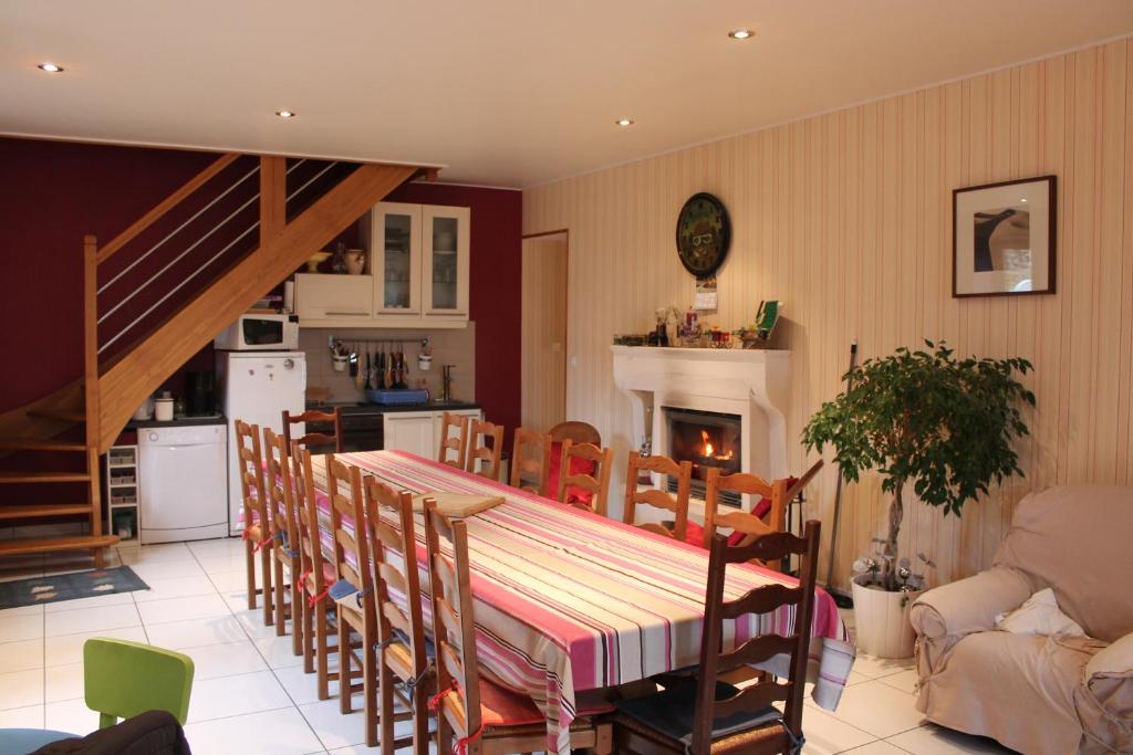 Recey-sur-Ource的住宿－瑞希奧爾斯家庭度假屋，厨房以及带桌椅的用餐室。
