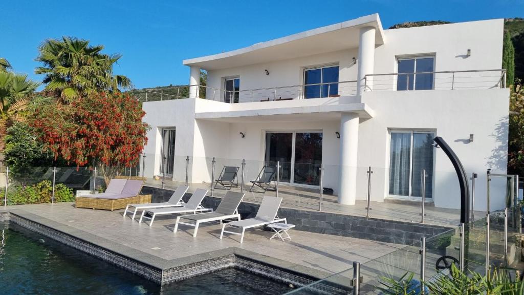 une villa avec piscine et une maison dans l'établissement Villa Vellutini, à Calvi
