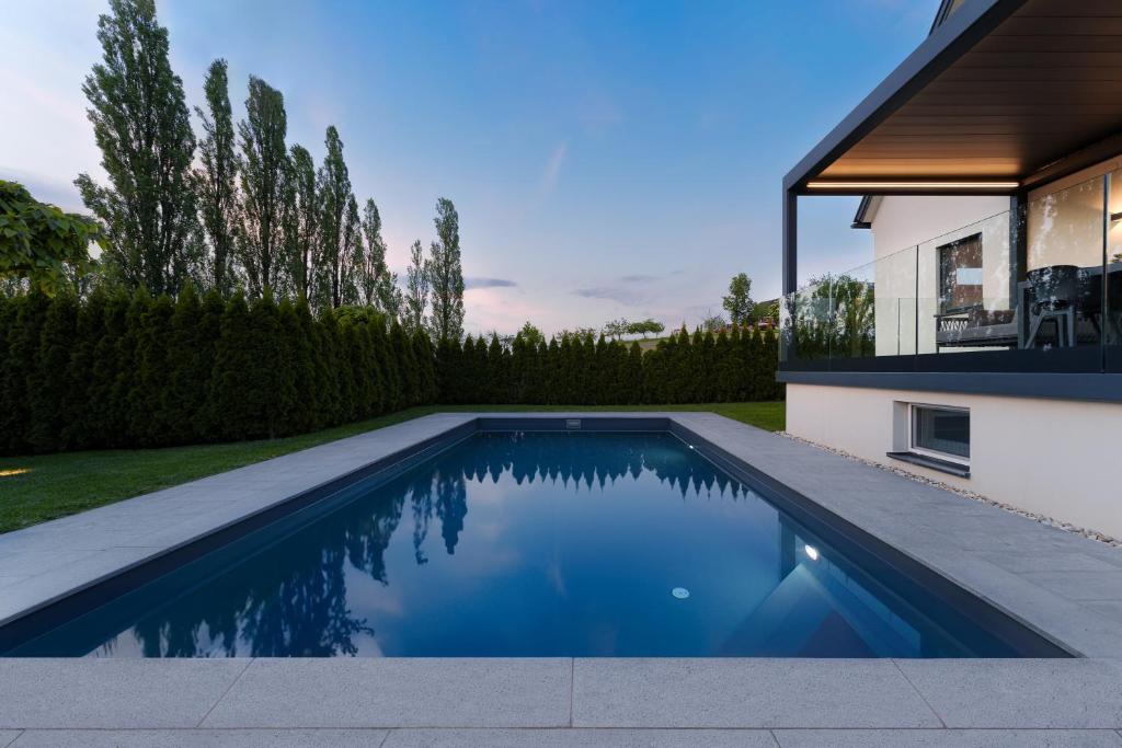 Bazén v ubytování Platschberg Urban Hideaway - Stilvolles Ferienhaus mit Pool an der Weinstraße nebo v jeho okolí