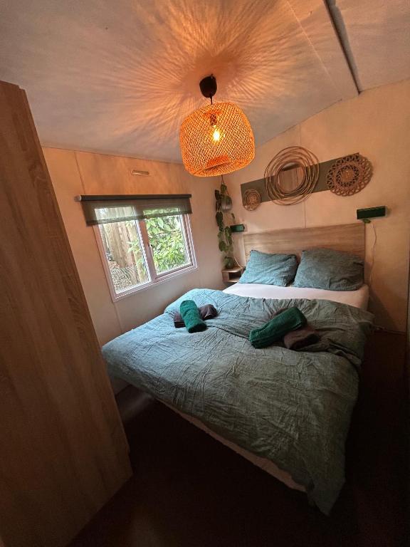 Postel nebo postele na pokoji v ubytování Boshuisje met sauna in Hoenderloo