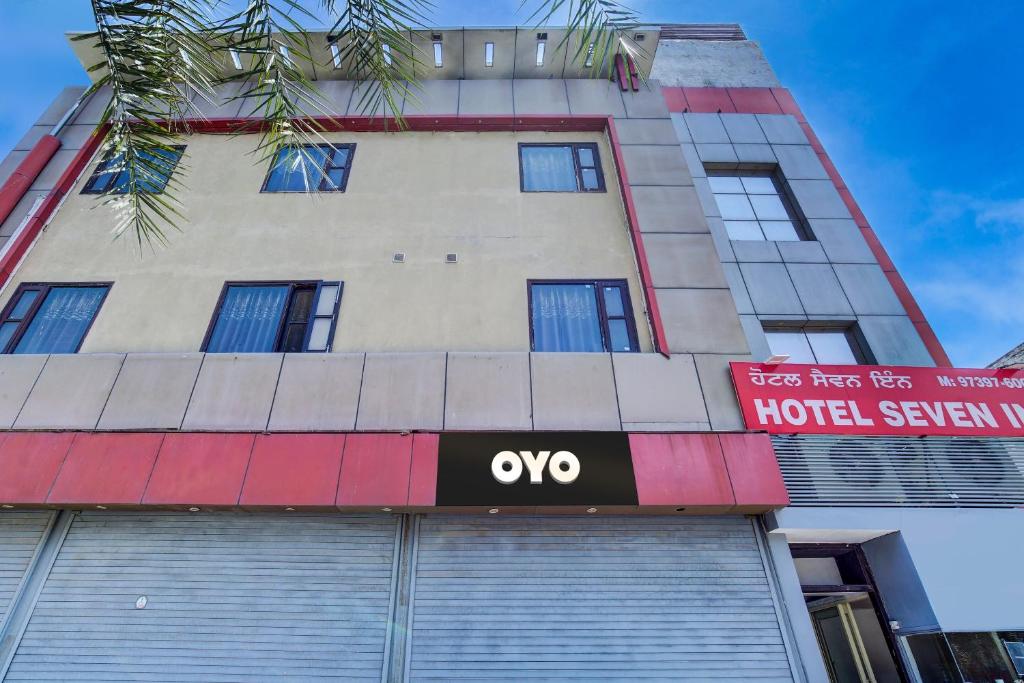 un edificio con una señal de hotel delante de él en OYO Flagship 81231 Hotel Seven en Ludhiana