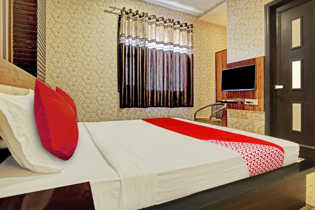 Una cama o camas en una habitación de OYO Flagship 81231 Hotel Seven