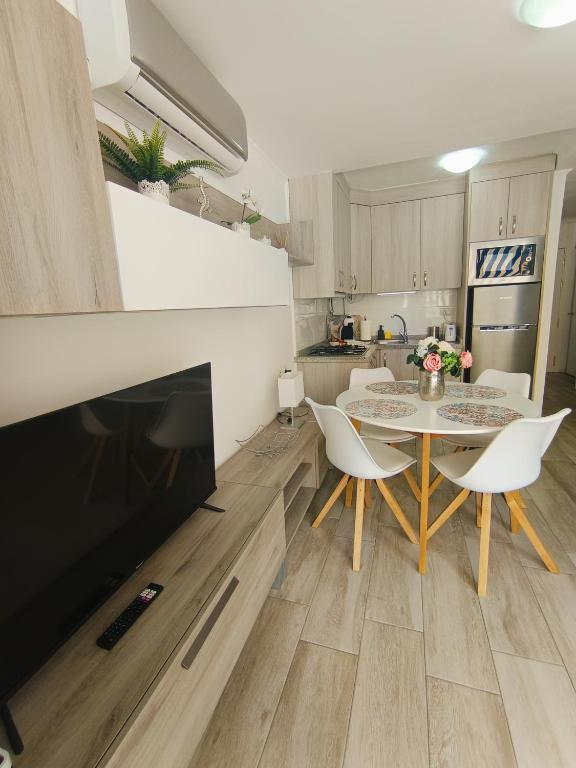 Kuchyň nebo kuchyňský kout v ubytování Apartamento Margarita con piscina en Playa Honda, Playa las Américas